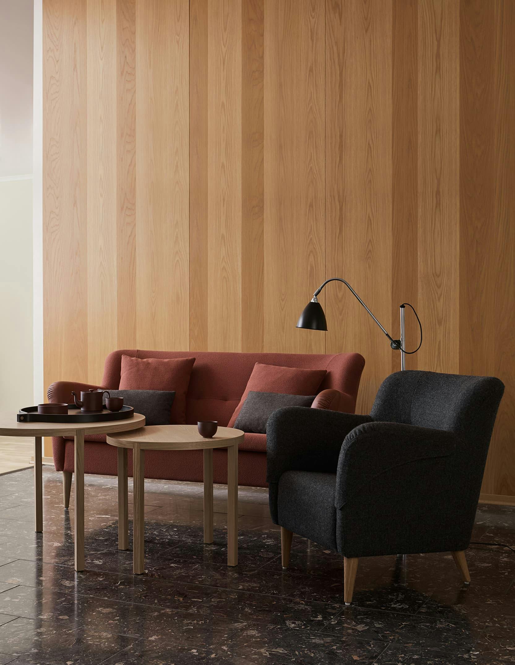 Graciösa Nova soffa och fåtölj med armstödsskydd bidrar med både funktion och hemkänsla. Bespoke lounge är en ny stilren och lättplacerad serie bord i flera olika storlekar och utföranden.